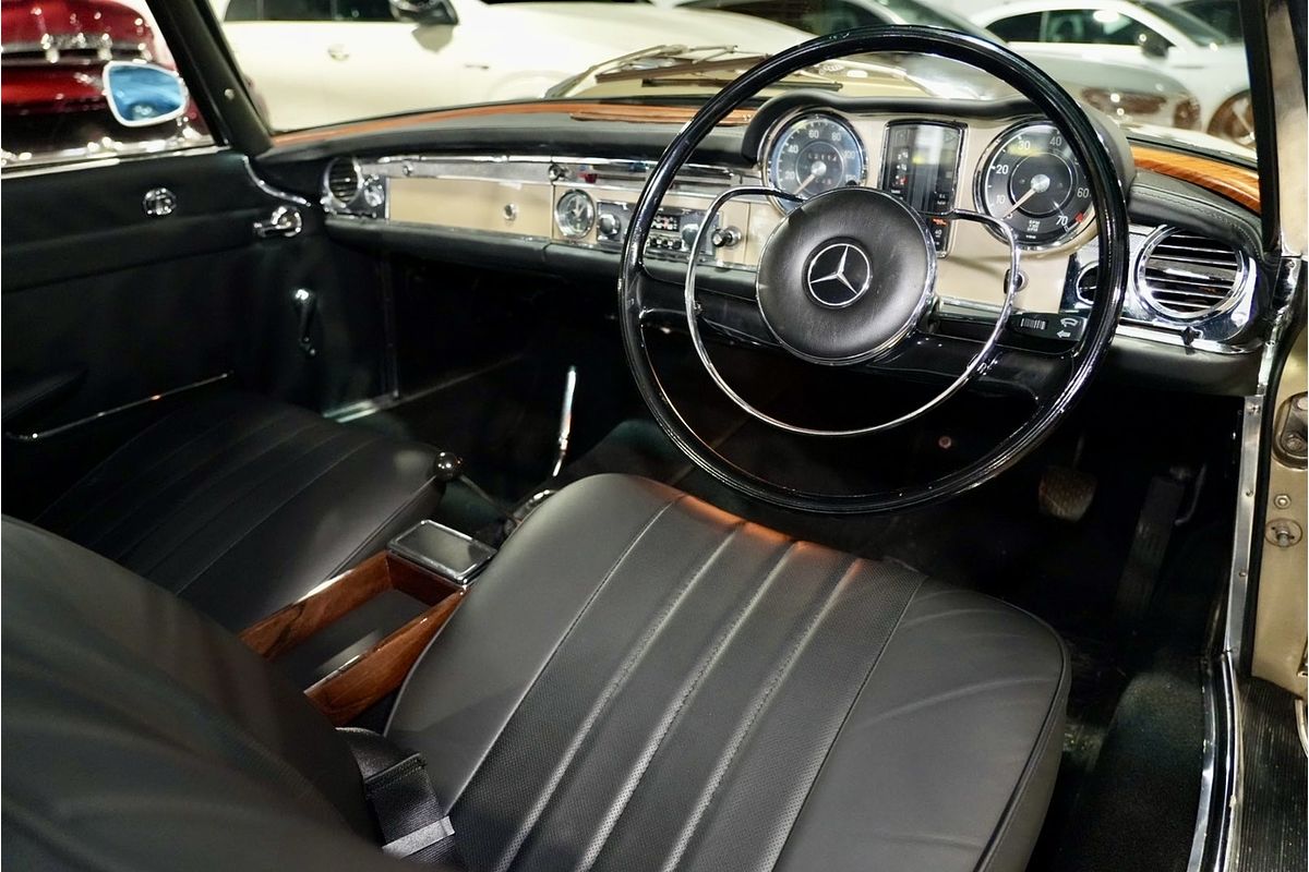 1967 Mercedes-Benz 230SL W113
