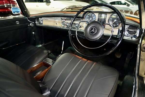 1967 Mercedes-Benz 230SL W113