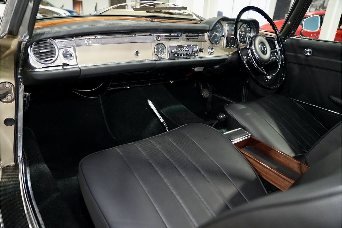 1967 Mercedes-Benz 230SL W113