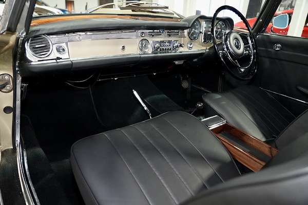 1967 Mercedes-Benz 230SL W113