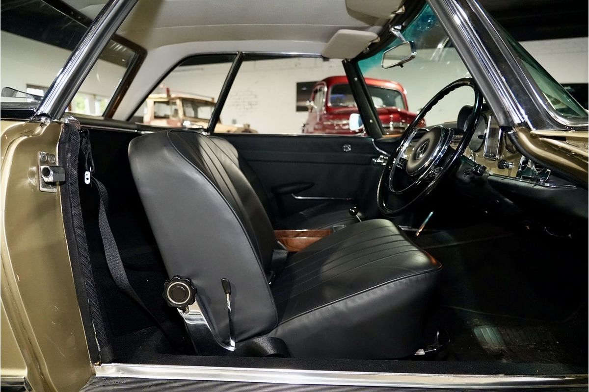 1967 Mercedes-Benz 230SL W113