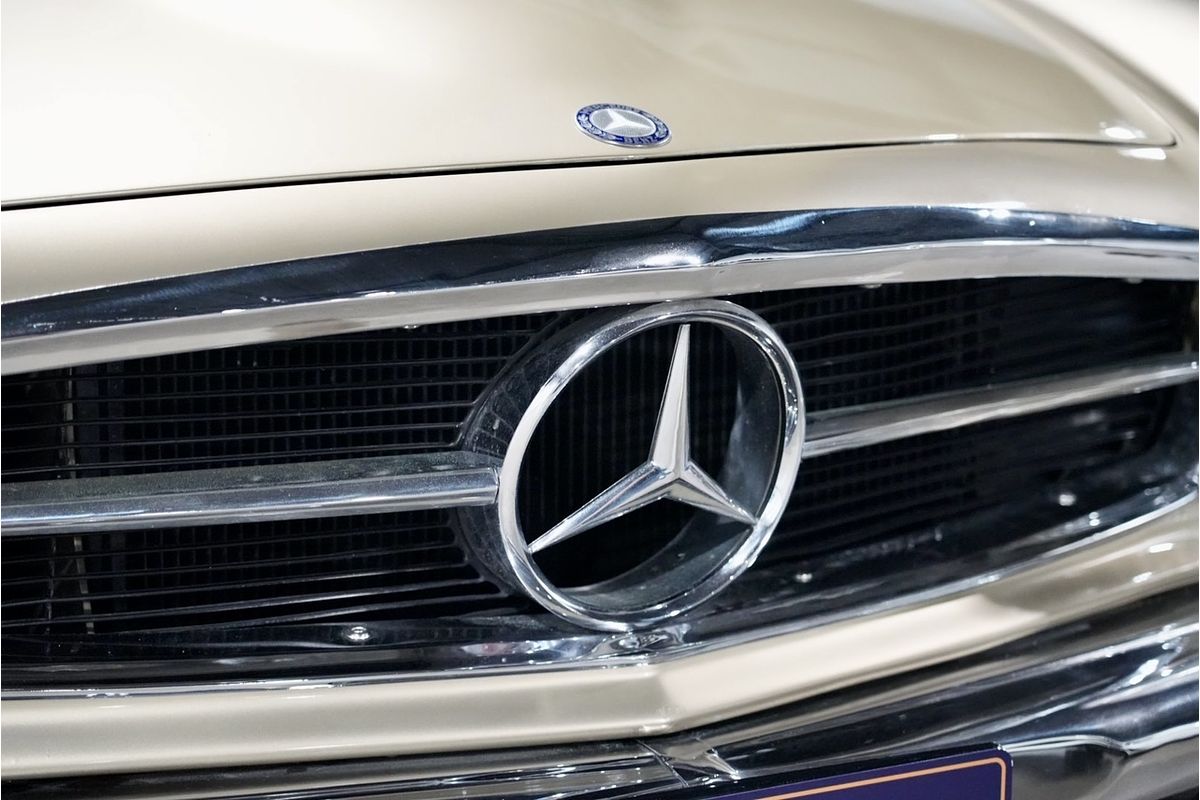 1967 Mercedes-Benz 230SL W113