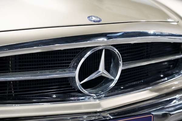 1967 Mercedes-Benz 230SL W113