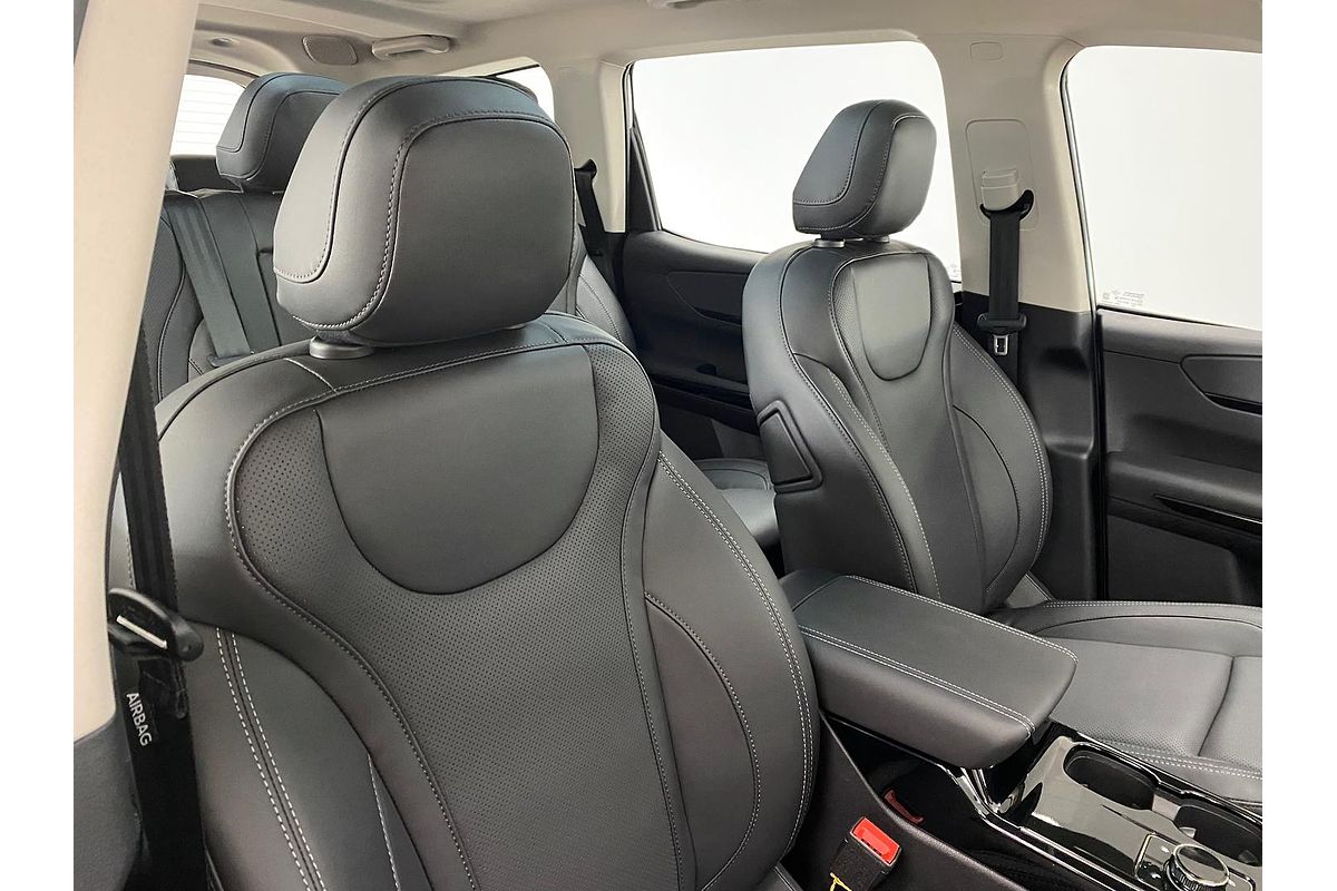 2025 Mahindra XUV700 AX7L