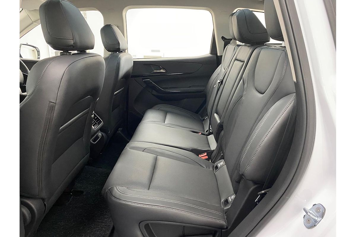 2025 Mahindra XUV700 AX7L