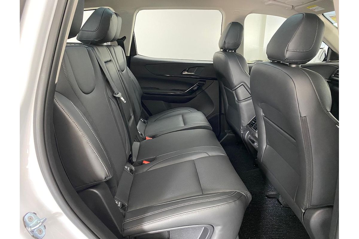 2025 Mahindra XUV700 AX7L