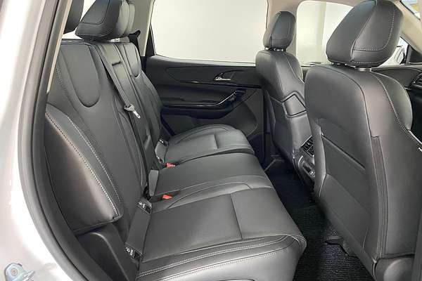 2025 Mahindra XUV700 AX7L
