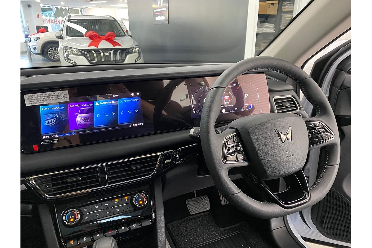 2025 Mahindra XUV700 AX7L