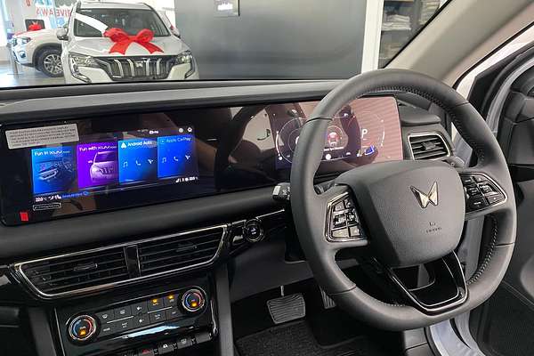 2025 Mahindra XUV700 AX7L