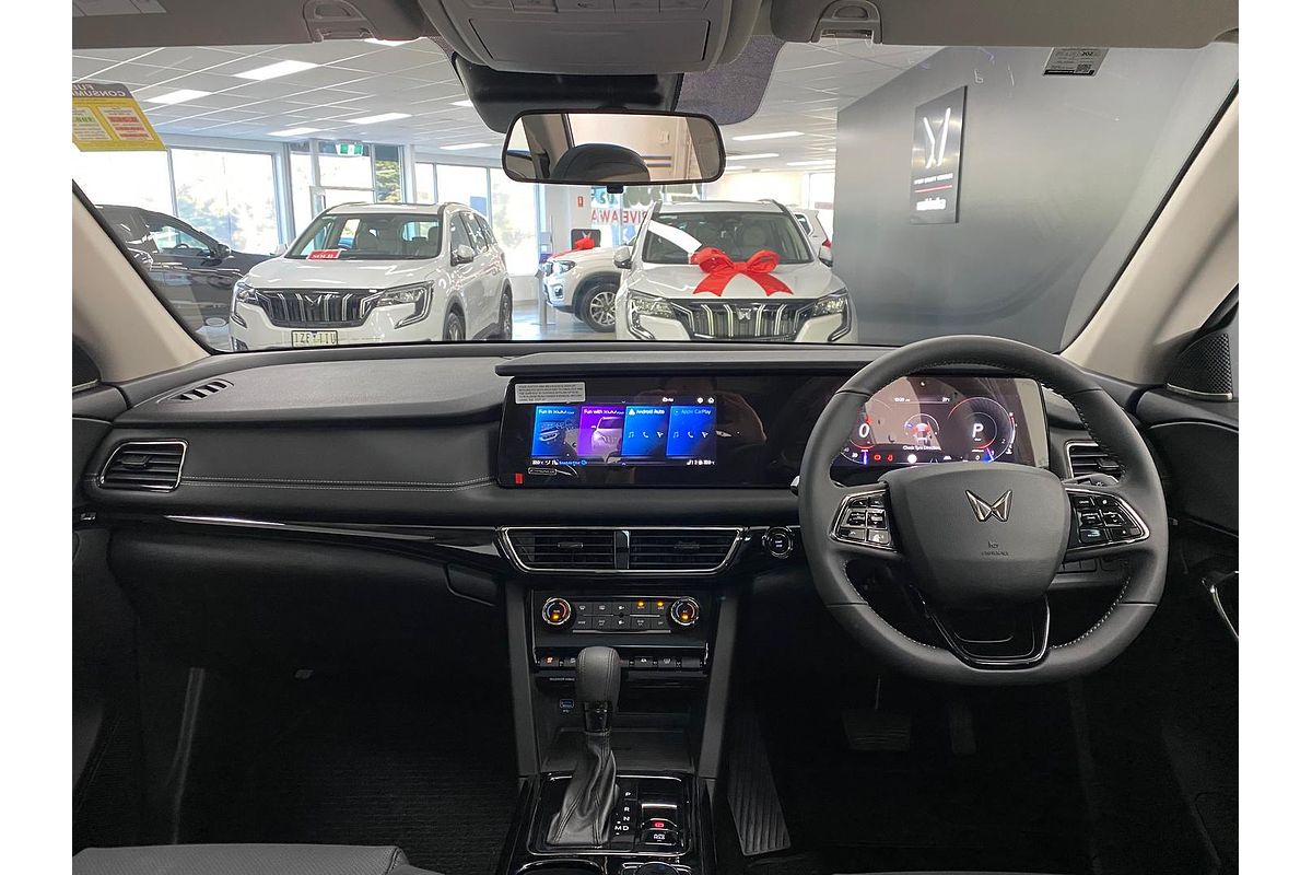 2025 Mahindra XUV700 AX7L