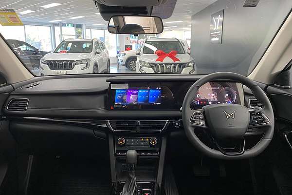 2025 Mahindra XUV700 AX7L