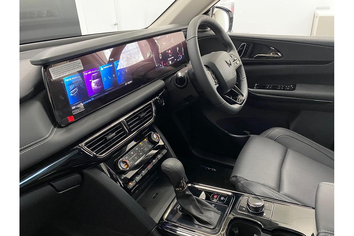 2025 Mahindra XUV700 AX7L