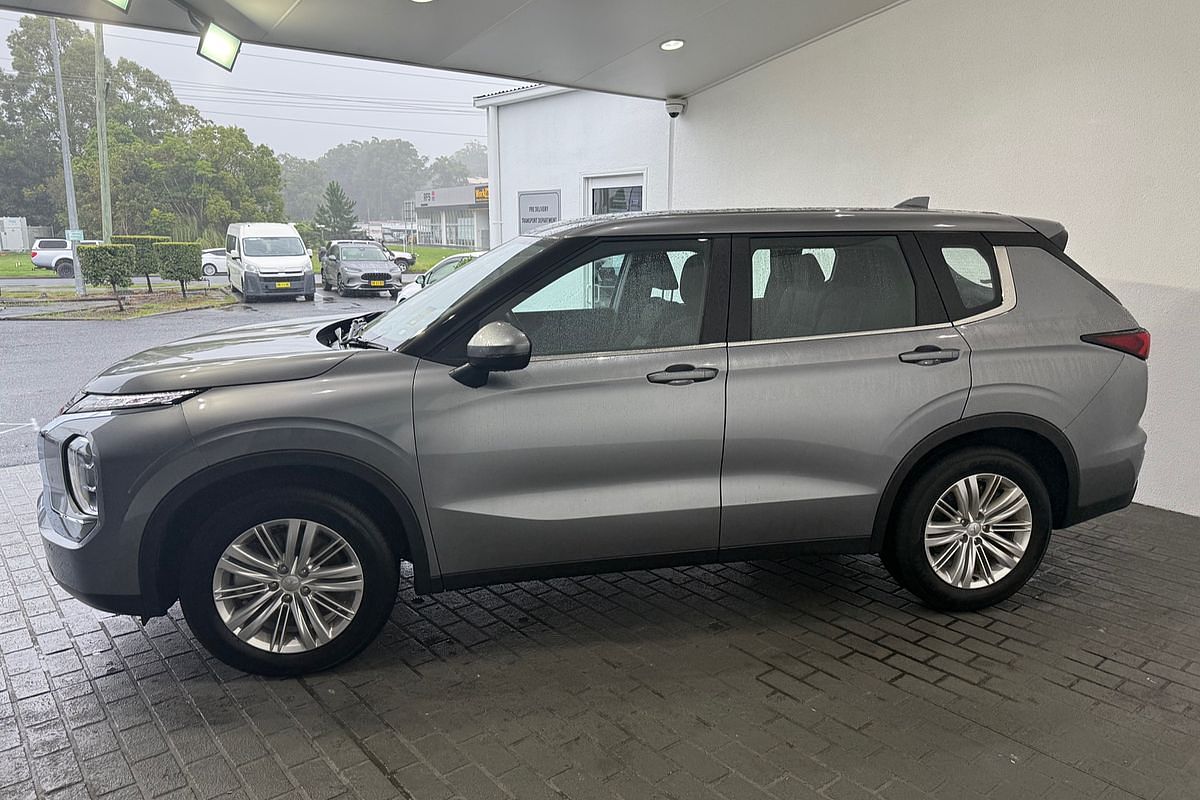 2023 Mitsubishi Outlander ES ZM
