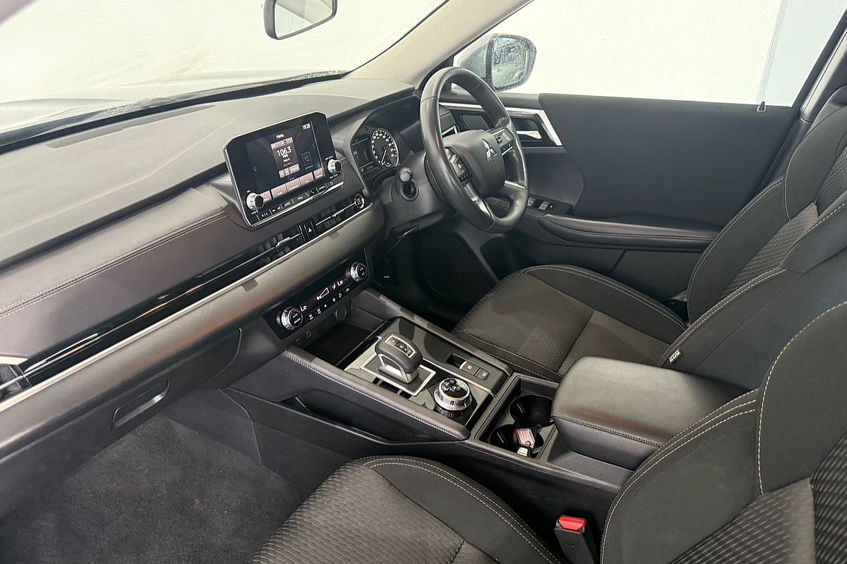 2023 Mitsubishi Outlander ES ZM