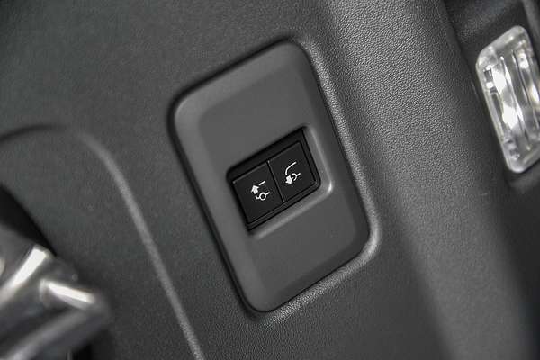 2024 Land Rover Defender 110 P400e X-Dynamic SE L663