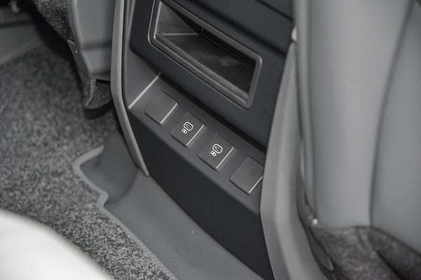 2024 Land Rover Defender 110 P400e X-Dynamic SE L663