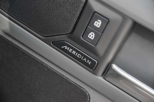 2024 Land Rover Defender 110 P400e X-Dynamic SE L663