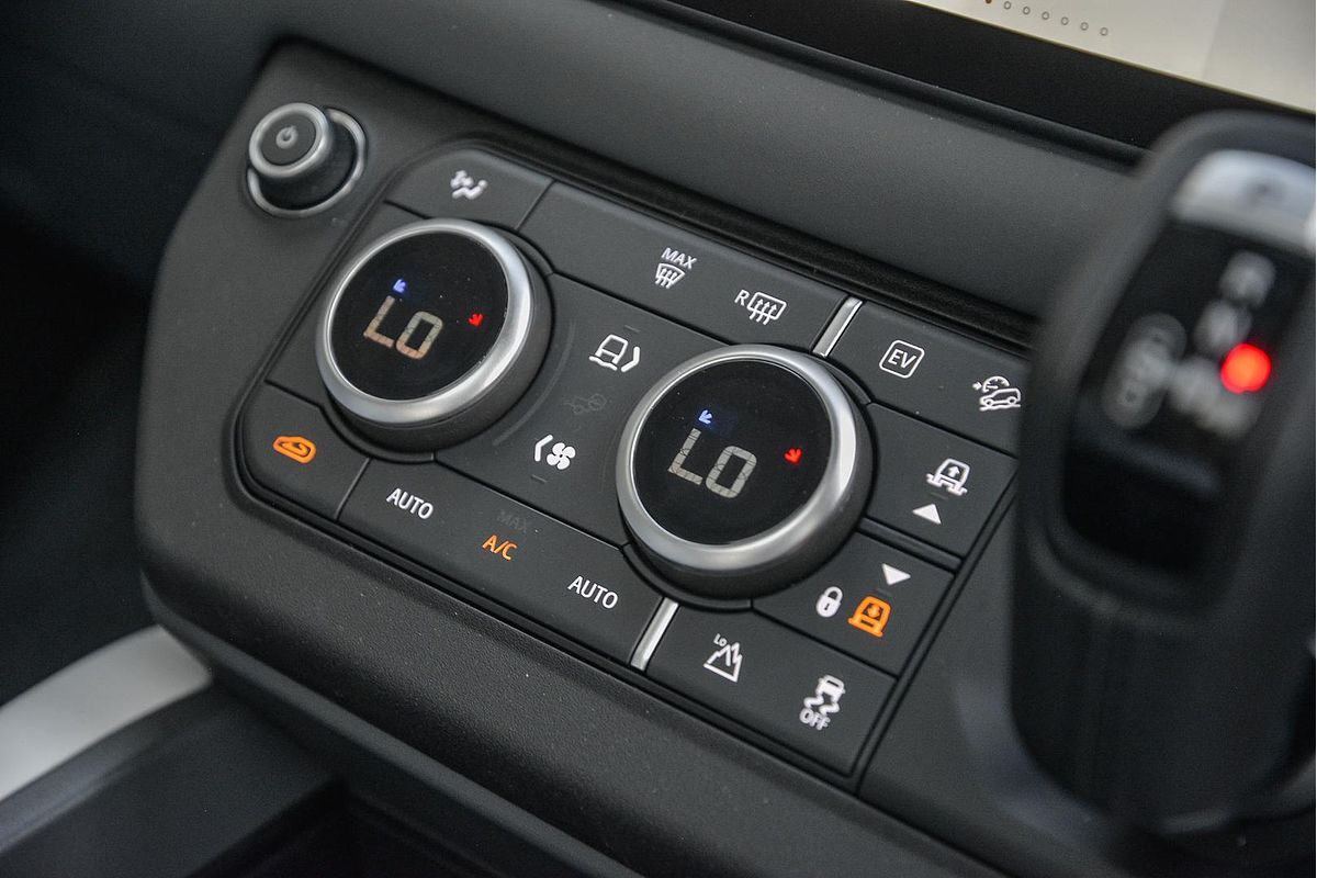 2024 Land Rover Defender 110 P400e X-Dynamic SE L663