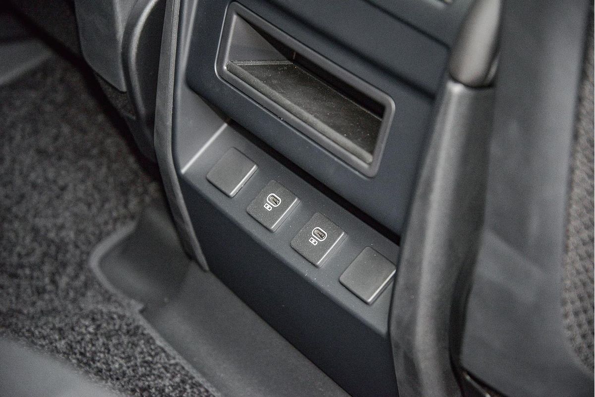2024 Land Rover Defender 110 P400e X-Dynamic SE L663