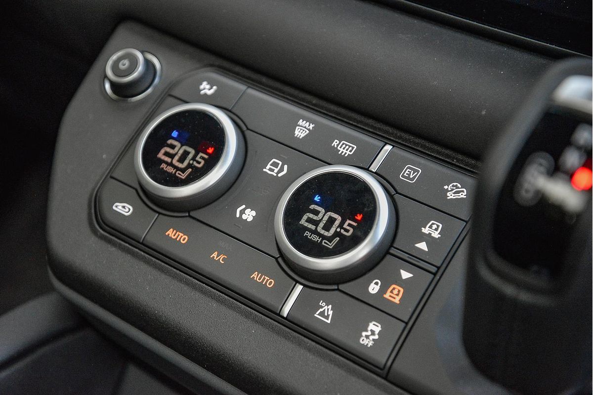 2024 Land Rover Defender 110 P400e X-Dynamic SE L663