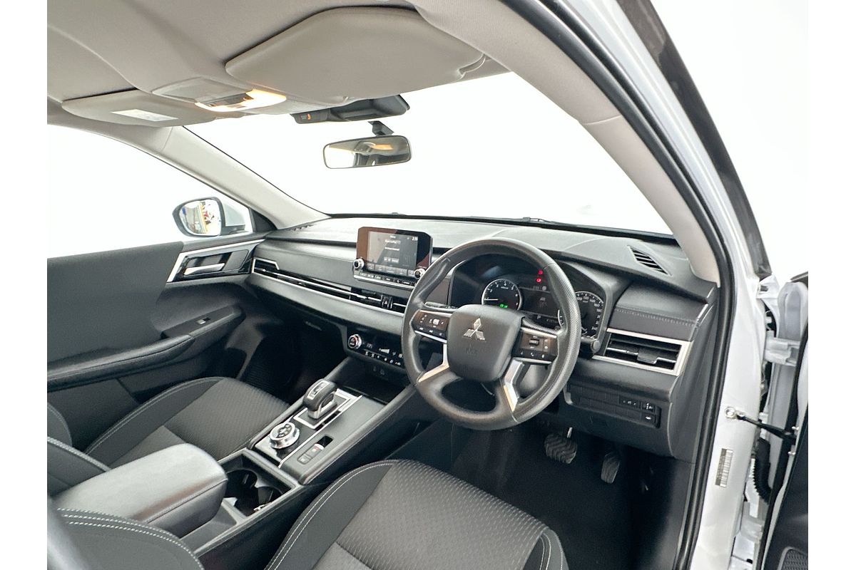 2023 Mitsubishi Outlander ES ZM
