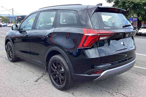 2024 Mahindra XUV700 AX7L