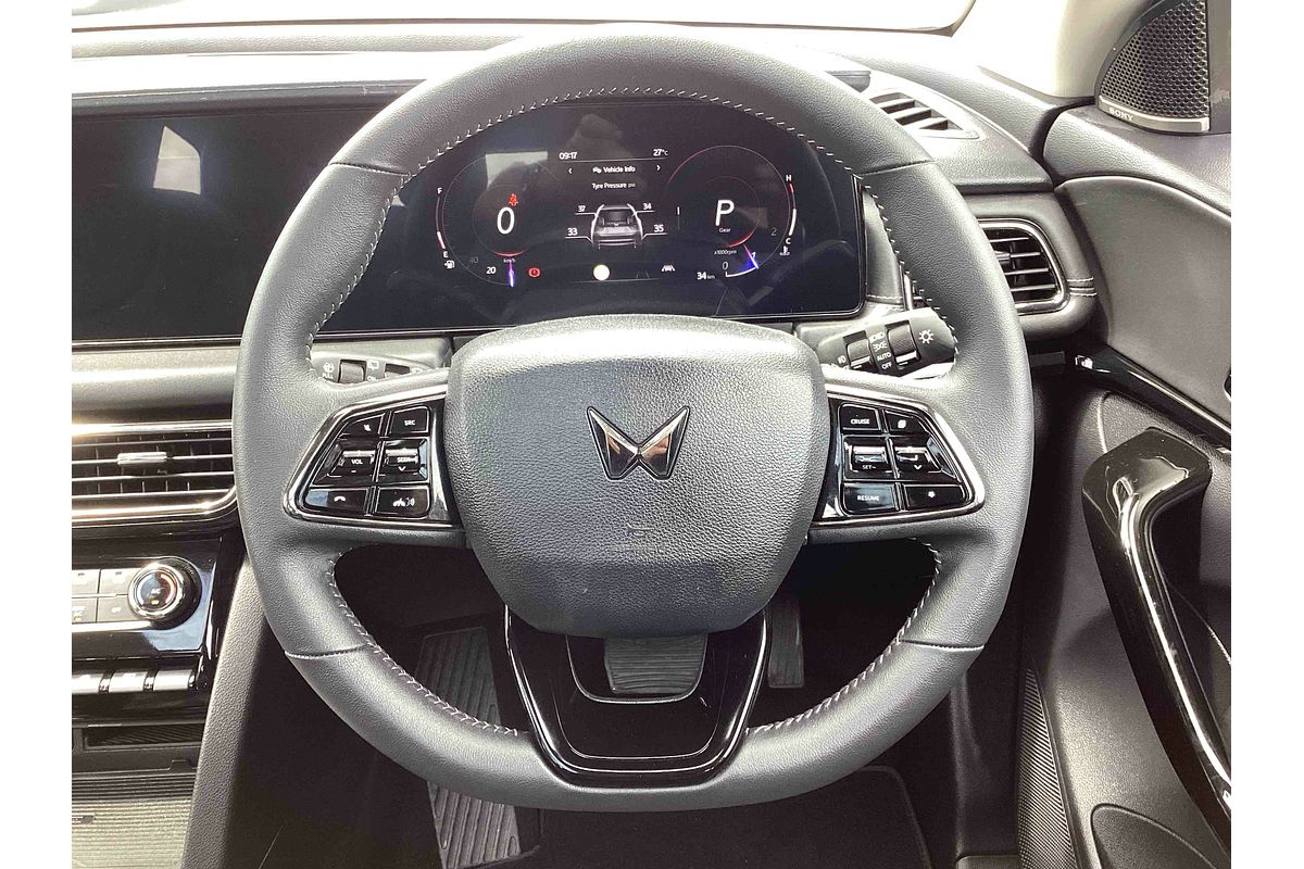 2024 Mahindra XUV700 AX7L