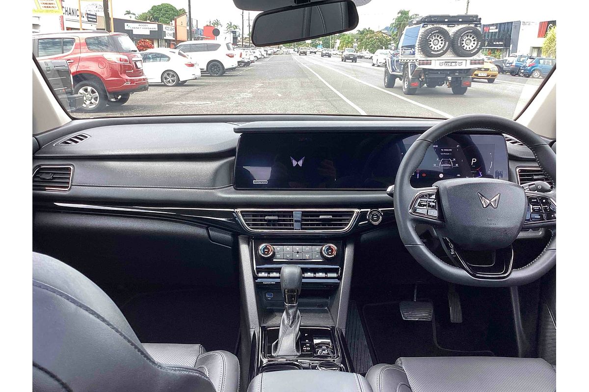 2024 Mahindra XUV700 AX7L
