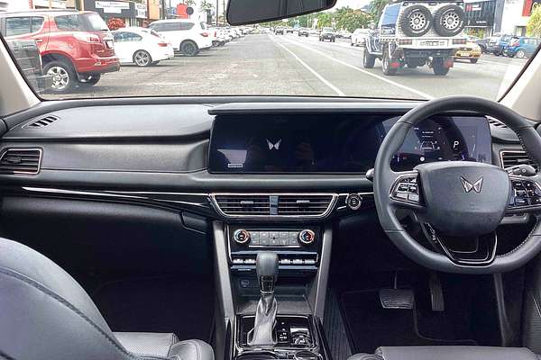 2024 Mahindra XUV700 AX7L