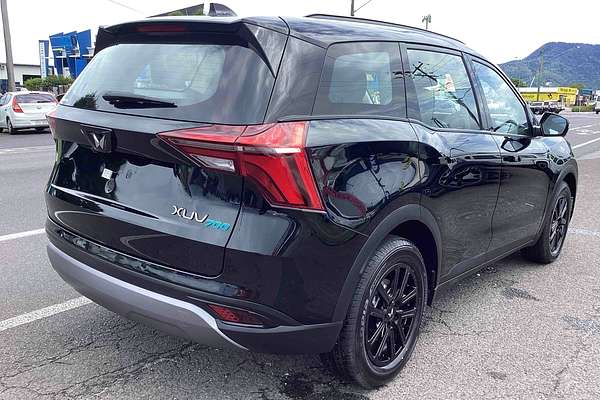 2024 Mahindra XUV700 AX7L