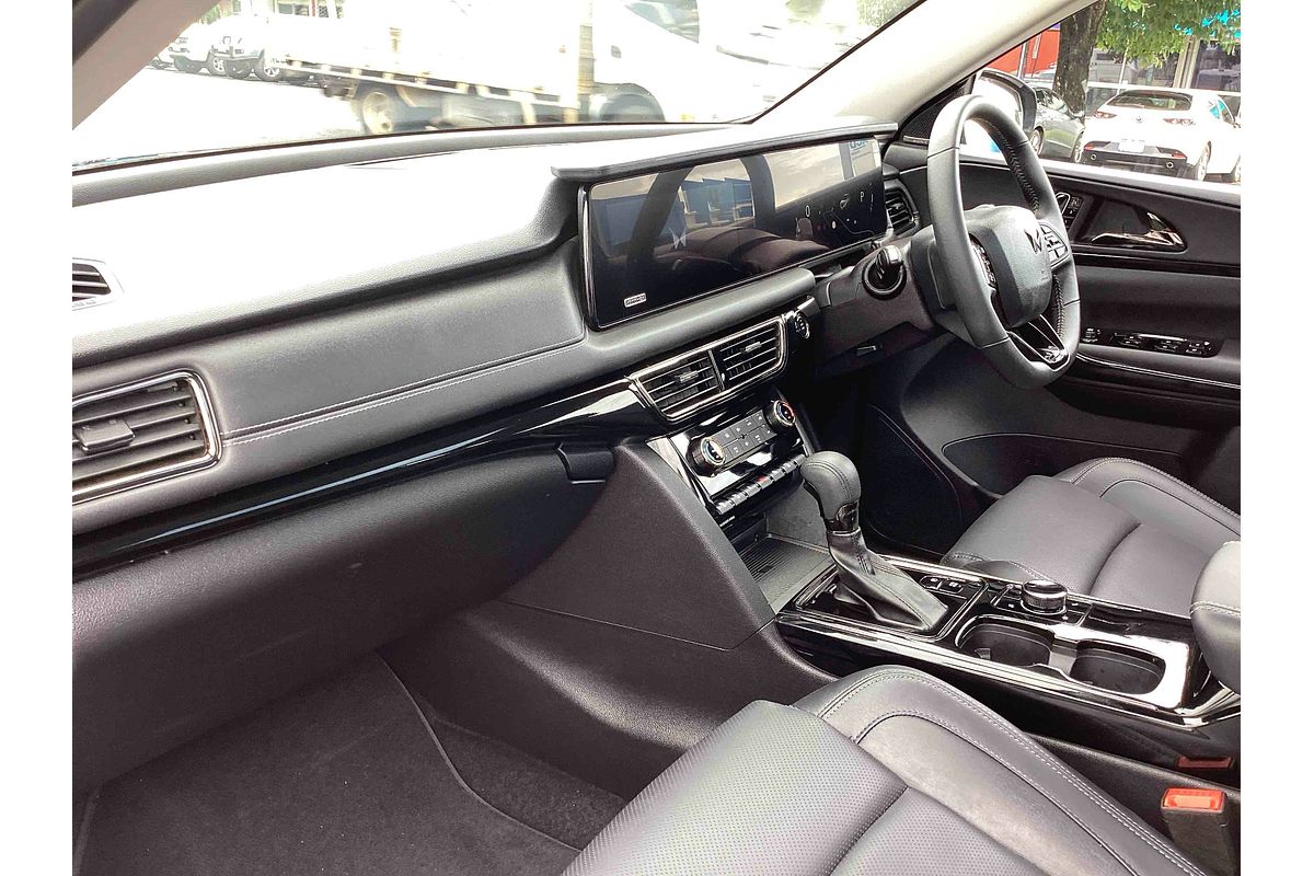 2024 Mahindra XUV700 AX7L