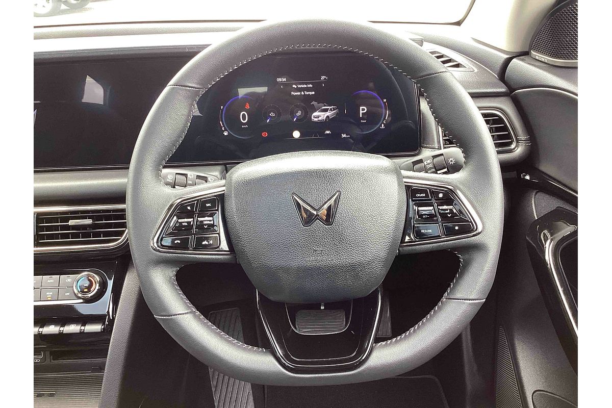 2024 Mahindra XUV700 AX7L