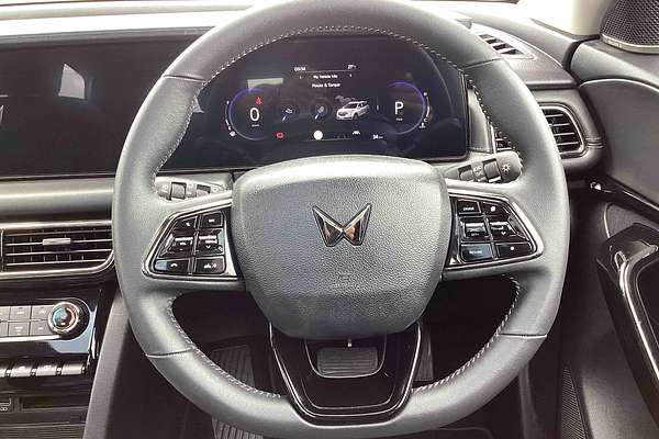 2024 Mahindra XUV700 AX7L