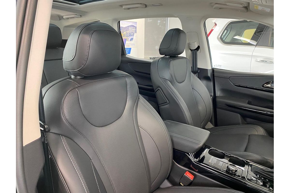 2025 Mahindra XUV700 AX7L