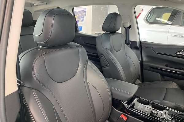 2025 Mahindra XUV700 AX7L