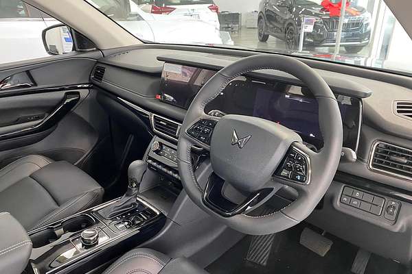2025 Mahindra XUV700 AX7L