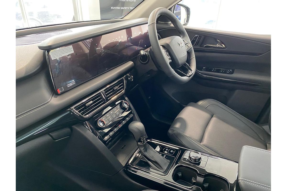 2025 Mahindra XUV700 AX7L