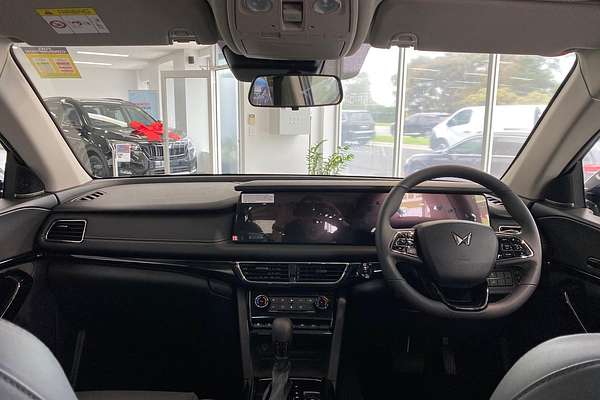 2025 Mahindra XUV700 AX7L