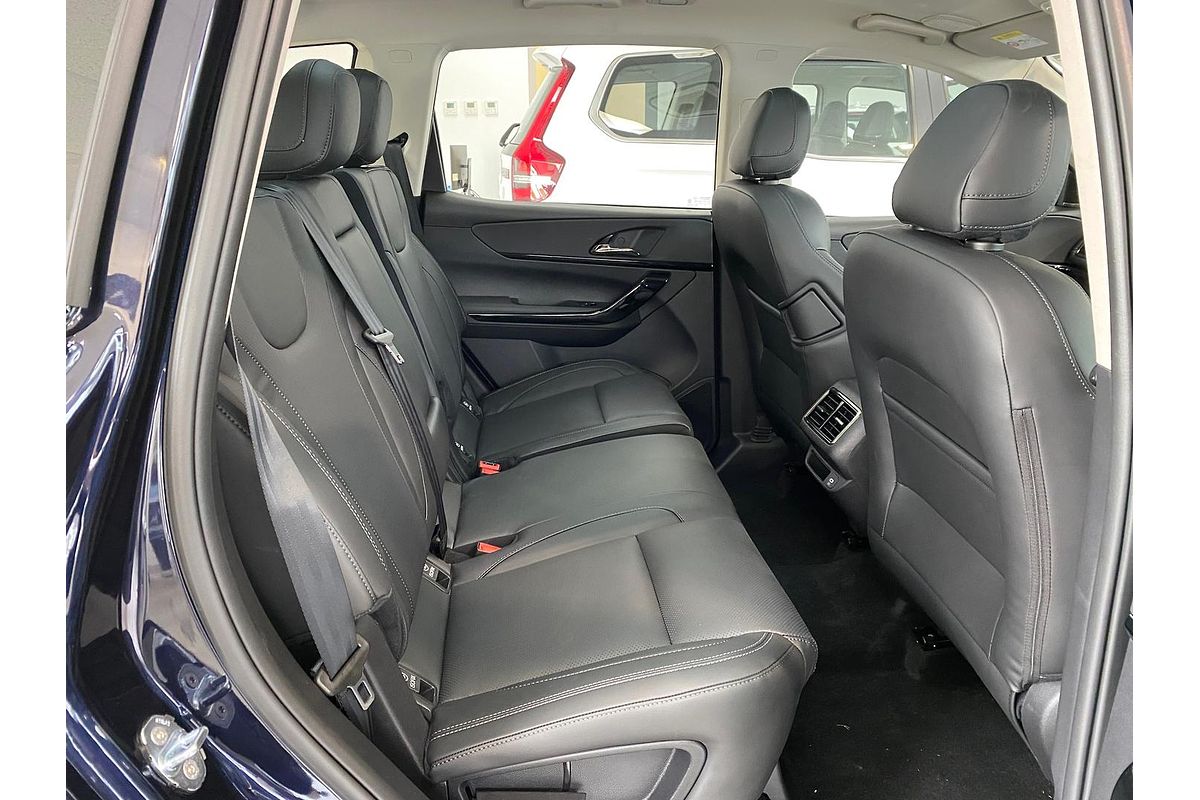 2025 Mahindra XUV700 AX7L