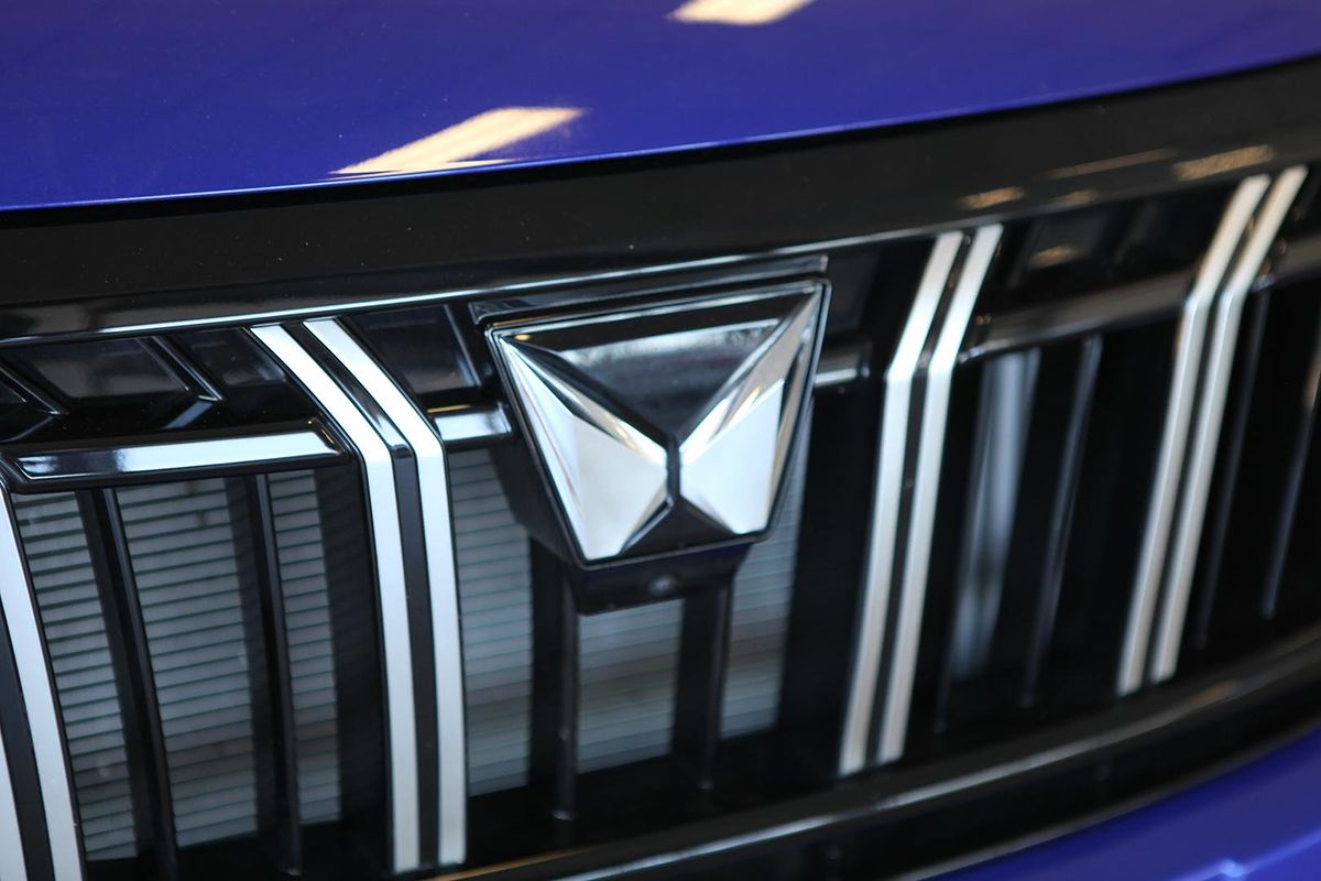 2024 Mahindra XUV700 AX7L