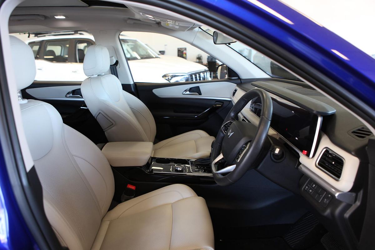 2024 Mahindra XUV700 AX7L