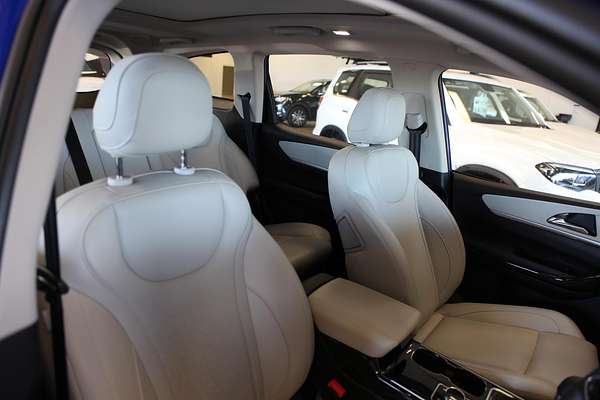 2024 Mahindra XUV700 AX7L