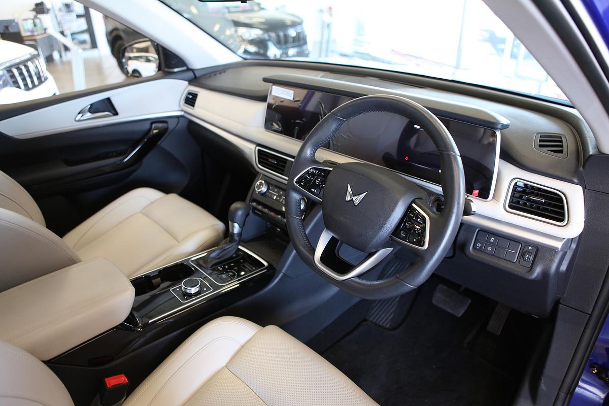 2024 Mahindra XUV700 AX7L