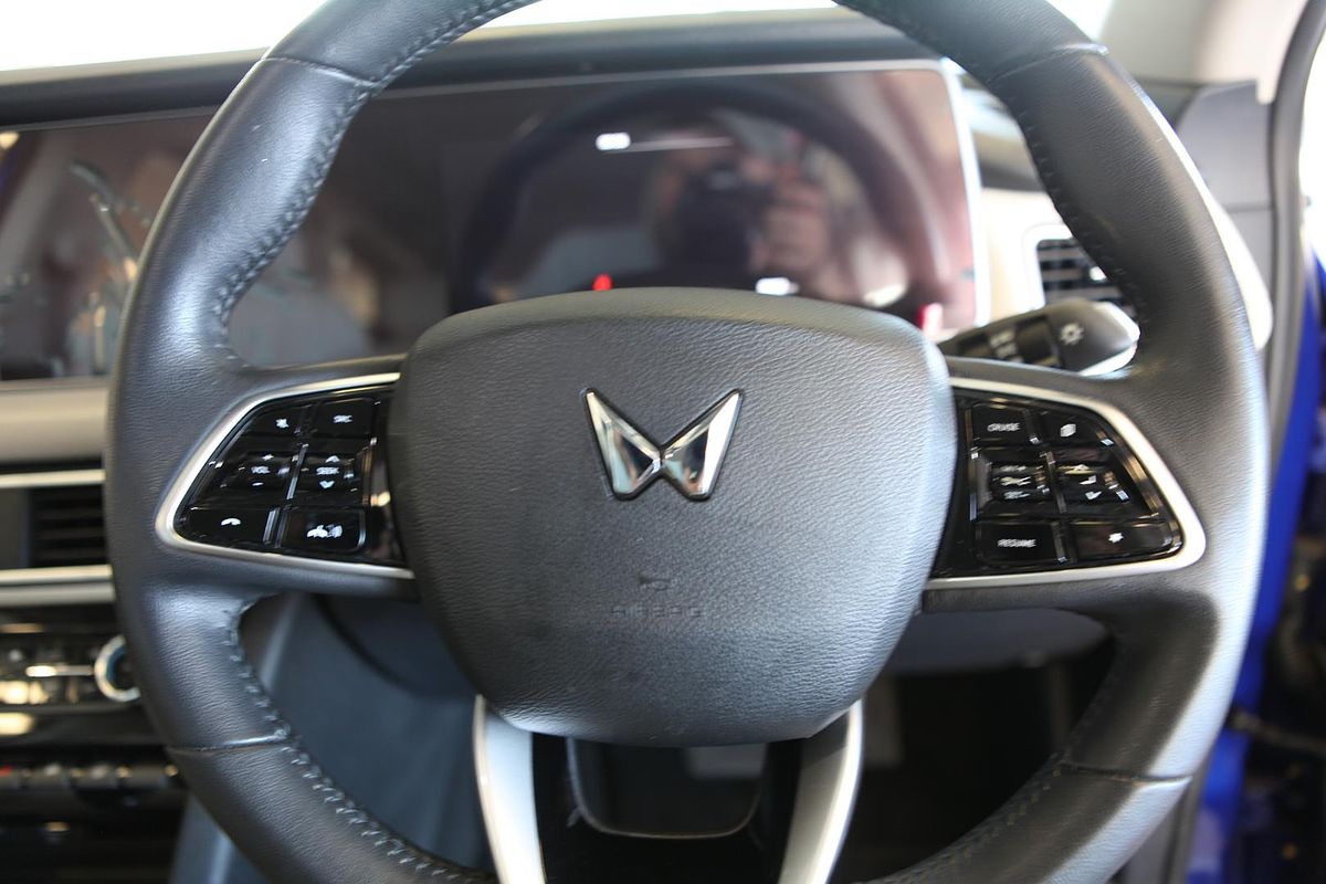 2024 Mahindra XUV700 AX7L
