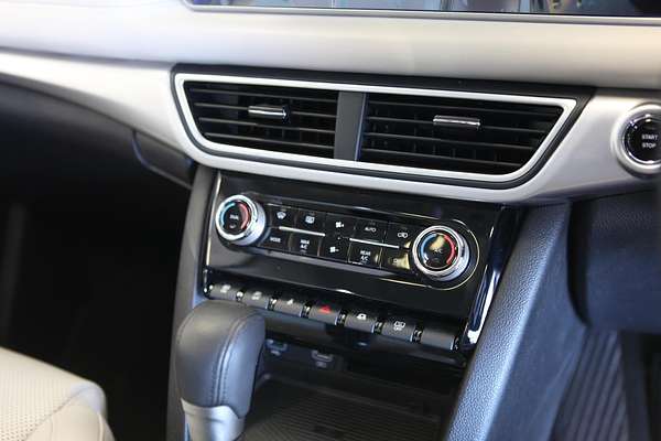 2024 Mahindra XUV700 AX7L