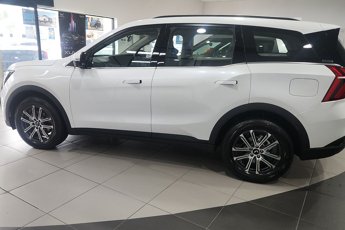 2025 Mahindra XUV700 AX7L