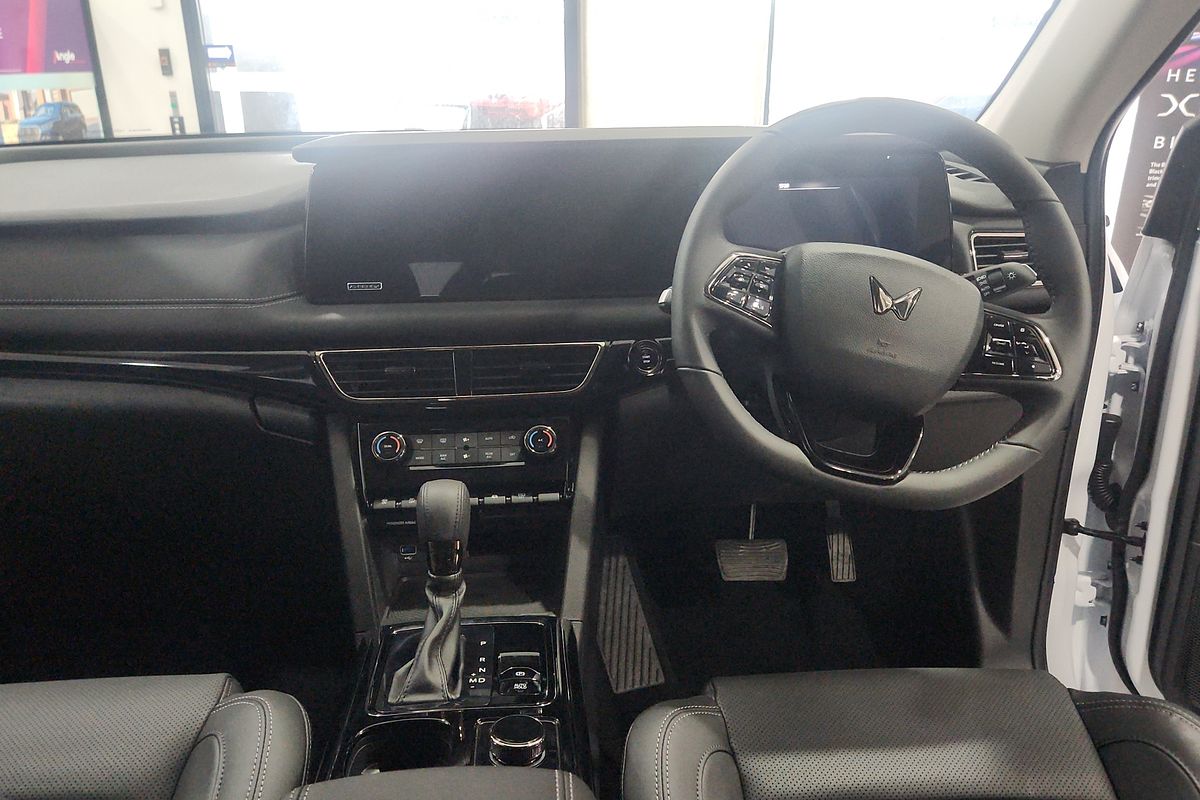 2025 Mahindra XUV700 AX7L