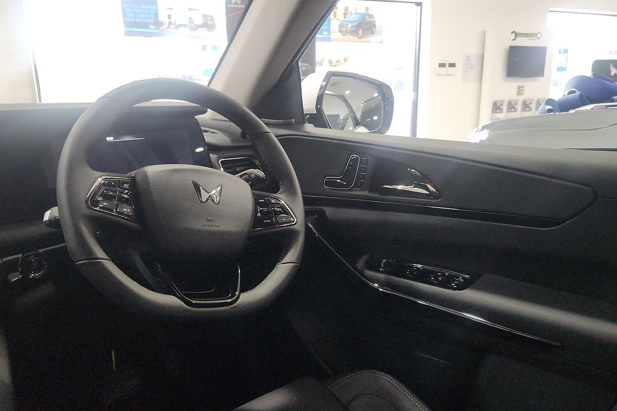 2025 Mahindra XUV700 AX7L