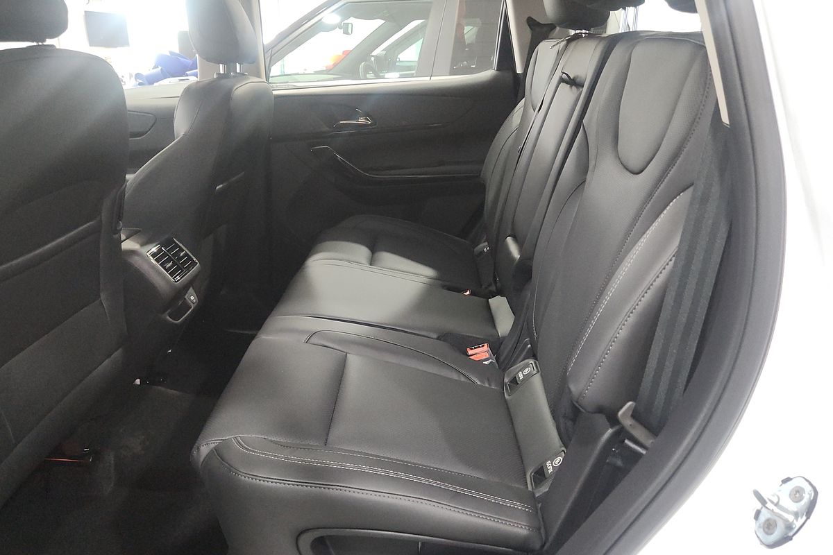 2025 Mahindra XUV700 AX7L