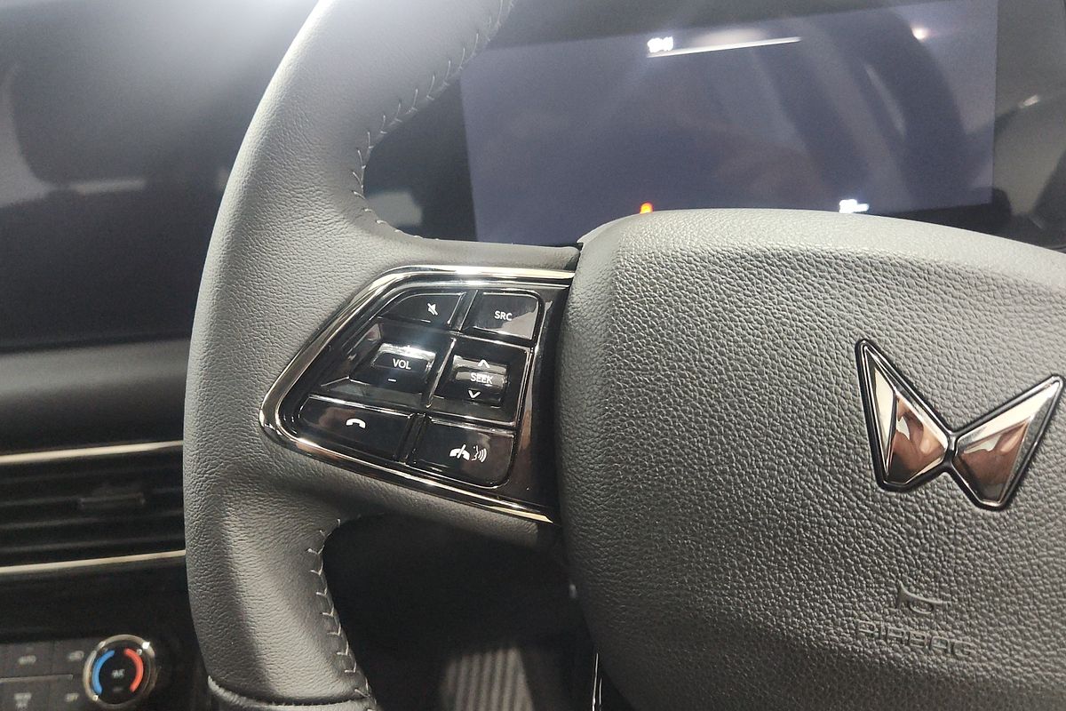 2025 Mahindra XUV700 AX7L